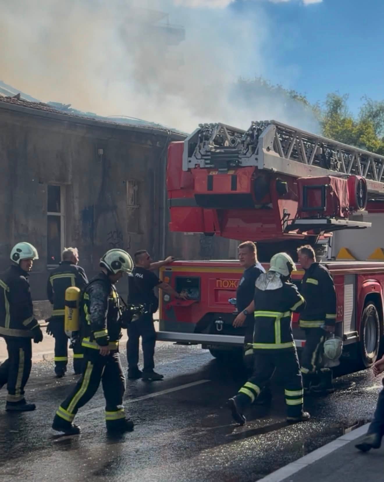 Пожарот кај „Рампа“ ставен под контрола, еден пожарникар повреден