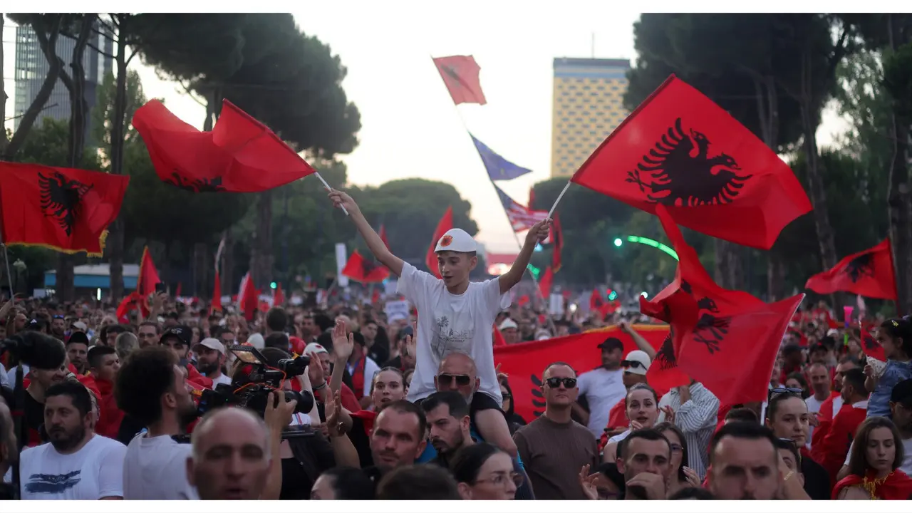 Масовни протести во Тирана: Демонстрантите ја нападнаа полицијата, му приредија на Рама „изненадување за роденден“ (ВИДЕО)