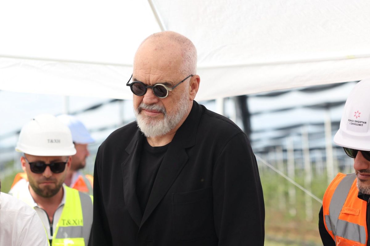 Рама со порака до демонстрантите: „Кој заборава од каде доаѓа, повеќе не знае каде оди“