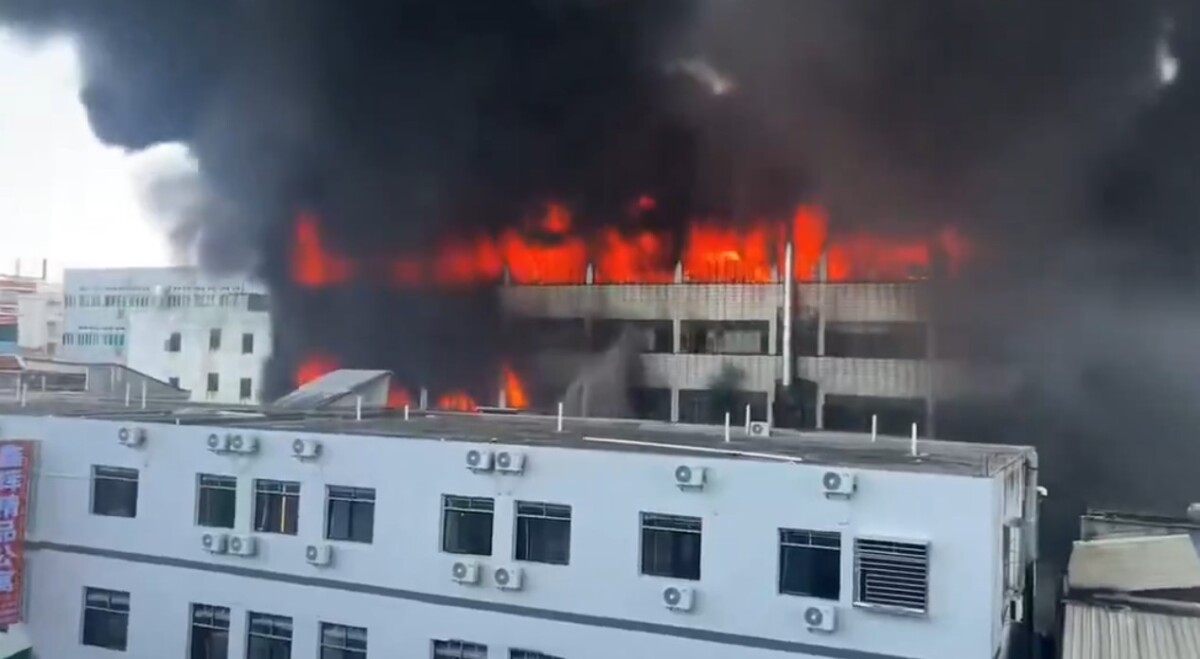 (Видео) 28 луѓе загинаа во пожар во фабрика за чевли во Кина