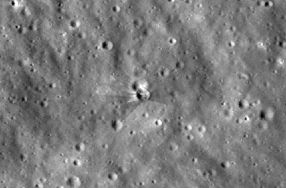 НАСА покажа што направи SpaceX со Месечината: Новиот кратер ве остава без зборови