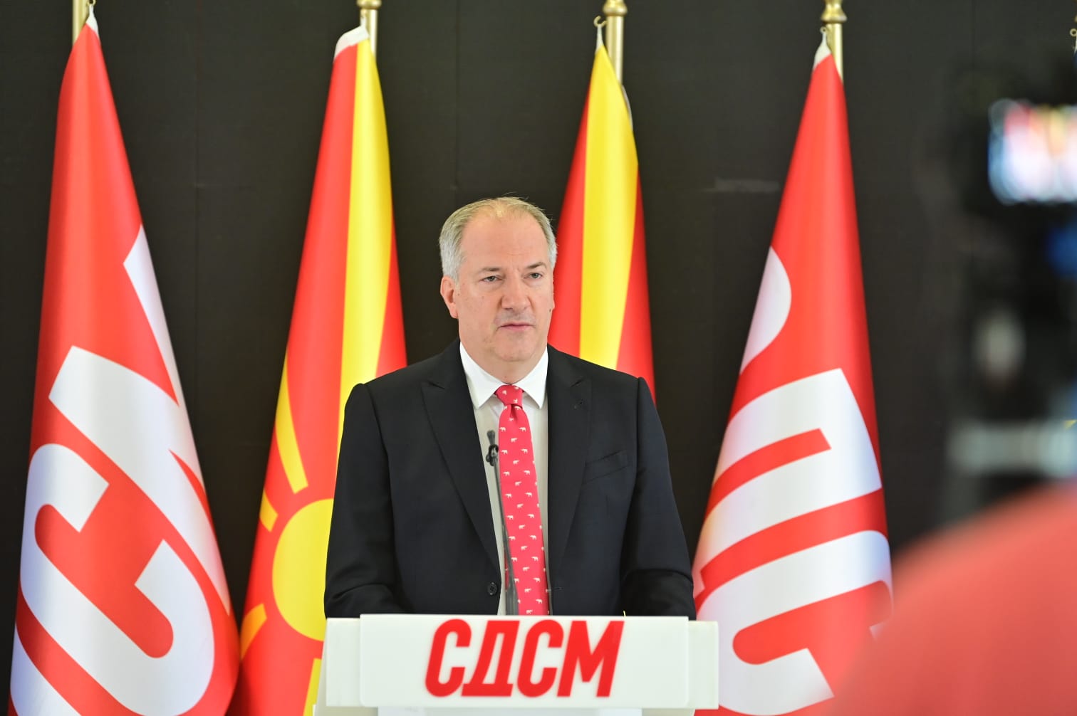 Жерновски тврди дека е во тек операција за преземање на медиумите во Македонија