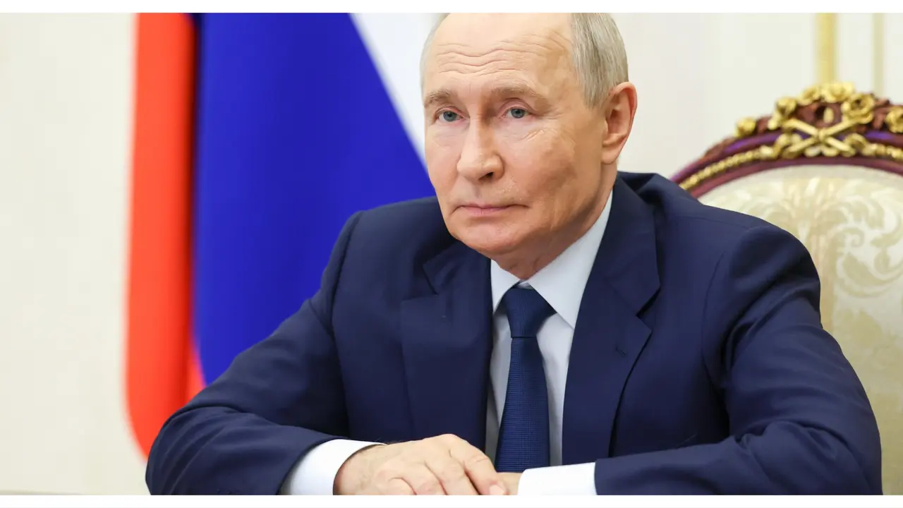 (ВИДЕО) Путин излезе на гласање, но не отиде на гласачко место: По шести пат го избра истиот метод на гласање