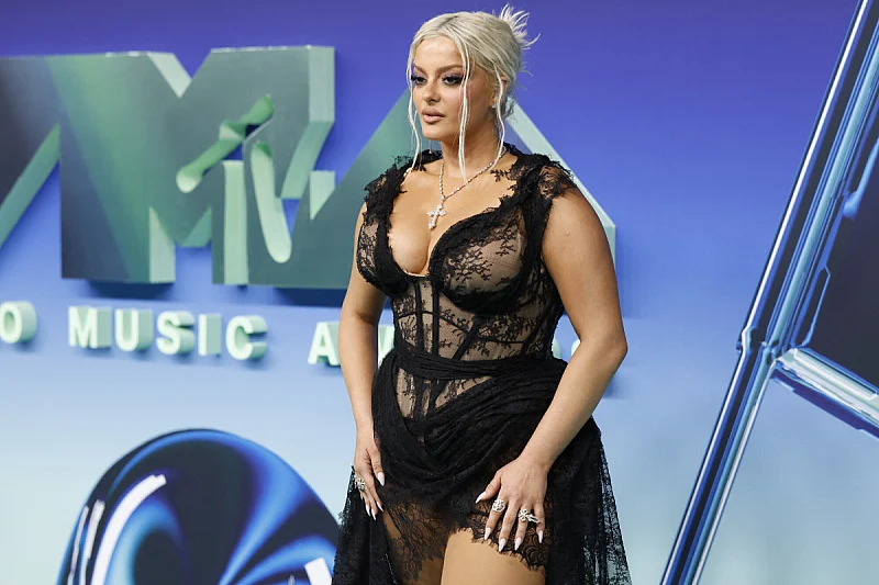 Бебе Реџа го привлече целото внимание на доделувањето на MTV VMA наградите во проѕирна чипка и чизми над колена (фото)
