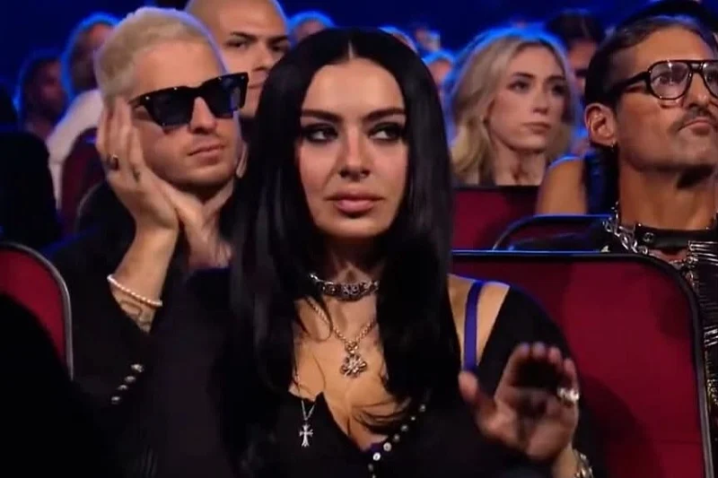 Реакцијата на пејачката за време на доделувањето на MTV VMA наградите привлече внимание: Дали мислеше на Тејлор Свифт?