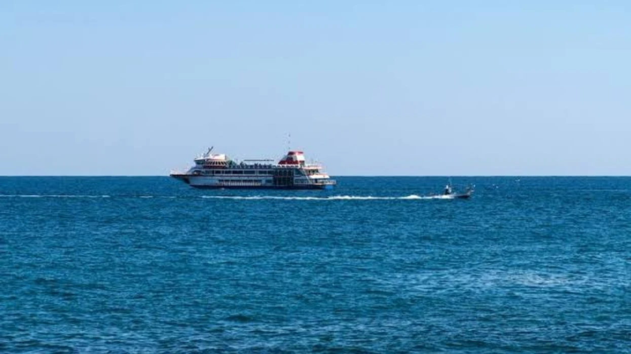 Брод со над 240 луѓе изгуби контакт, започна масовна спасувачка операција во Индонезија
