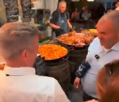 (Видео) Нападнат Петар Маѓар: Му истурија вино во лице