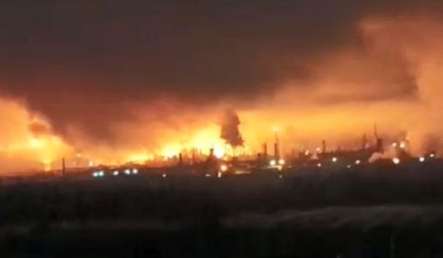 Ноќ на масовни напади: Погодена пумпа во Киев, гори рафинерија во Русија
