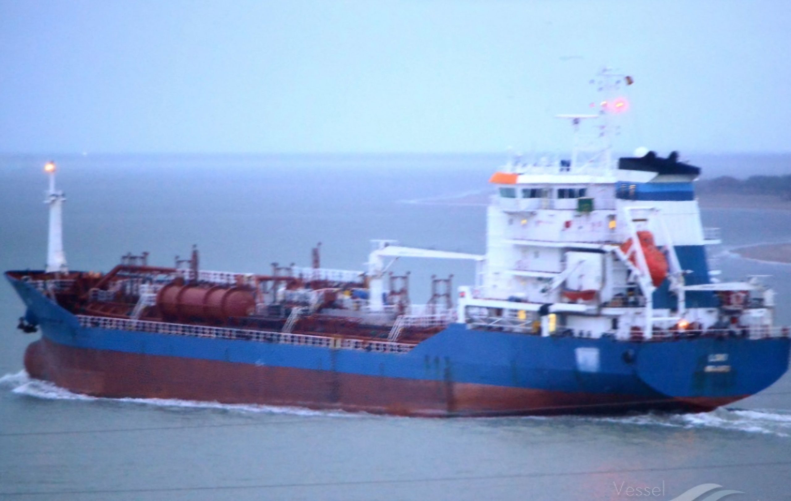 НОВ НАПАД ВО ЦРНОТО МОРЕ: Дрон погоди трговски брод во романски територијални води, избувнал пожар по силна експлозија