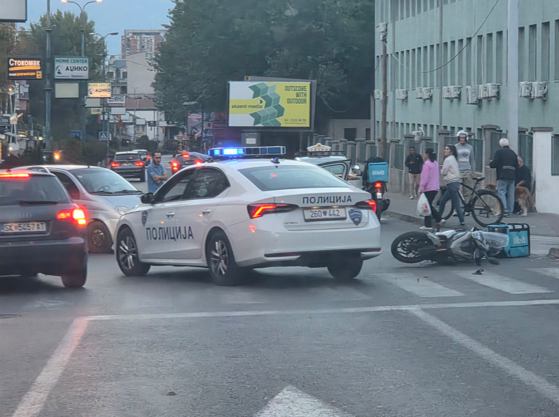 (Фото) Сообраќајка пред влезот на Клиничкиот центар во Скопје, удрен скутер на „Волт“