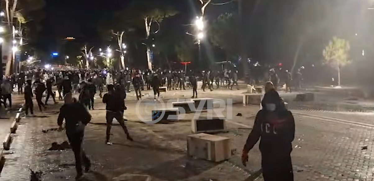 (Видео) ХАОС ВО ТИРАНА: Втора вечер судири меѓу полицијата и студентите
